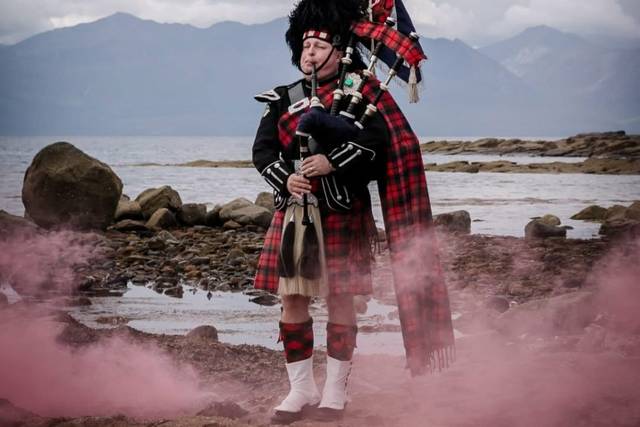 Bagpiping service