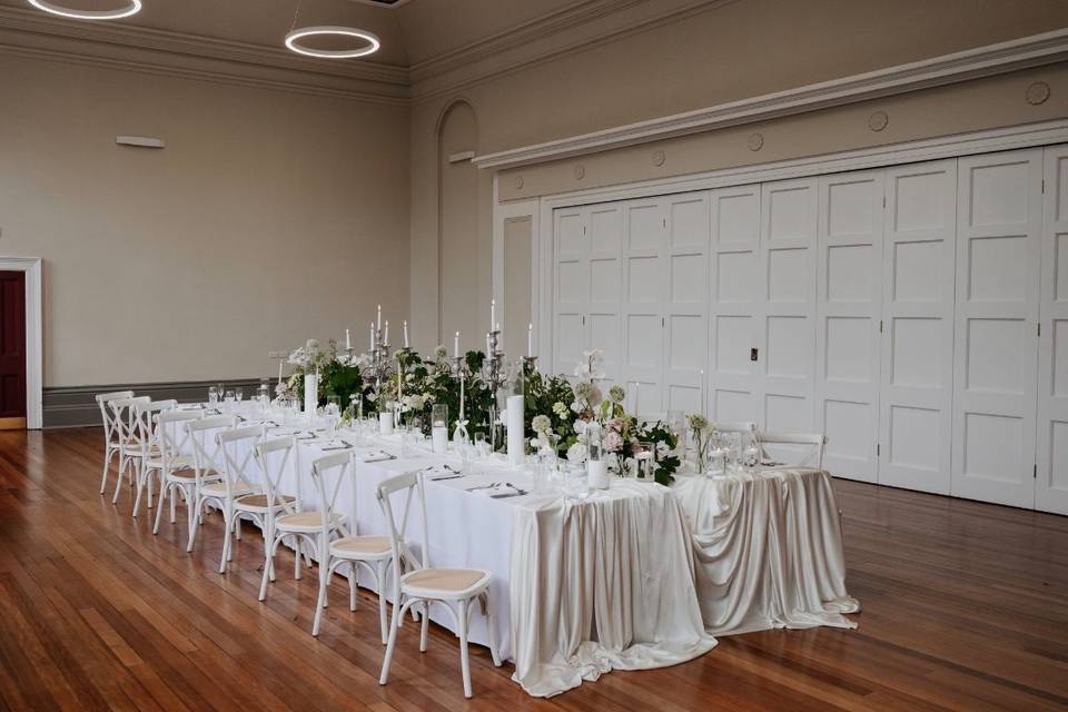 THE OLD COURT ROOM 4