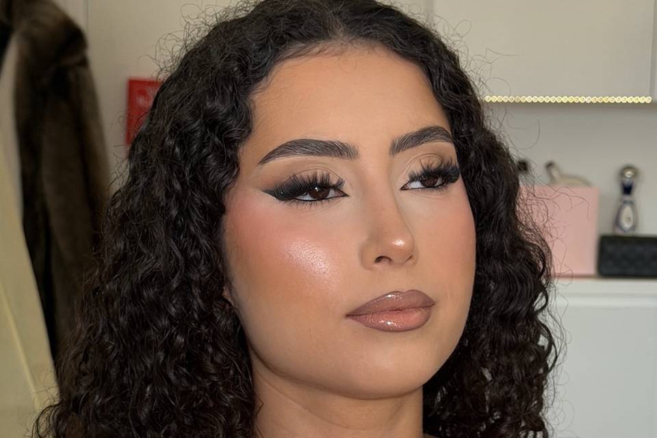 Sultry Eyes & Peachy Tones