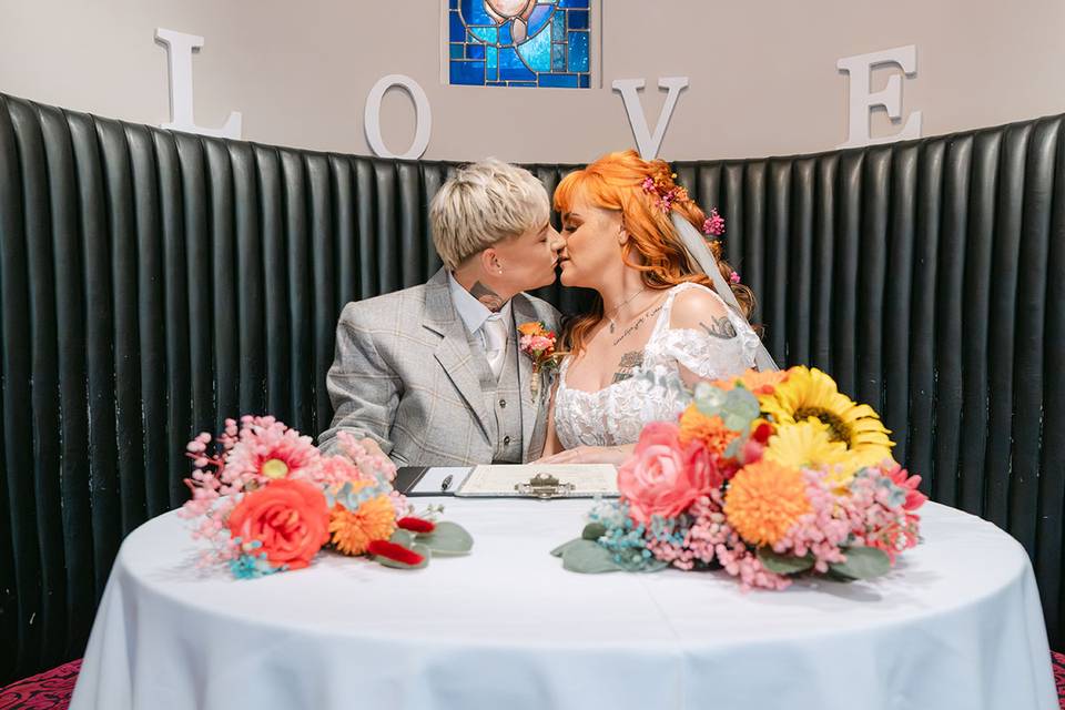 Brides kiss