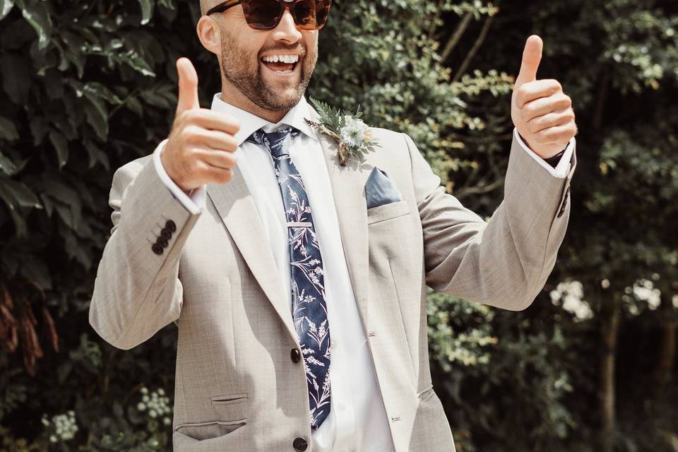 Groom Thumbs Up