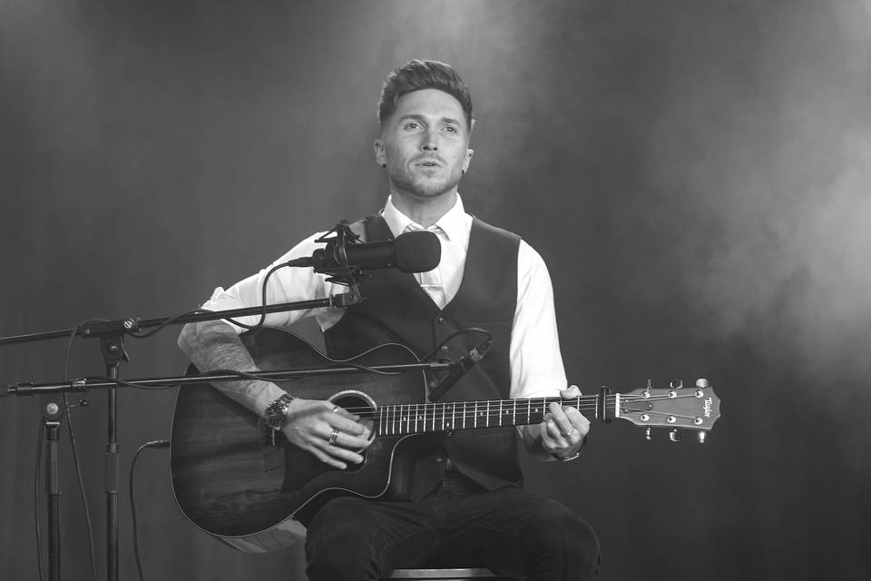 Kieron Cox: Acoustic Guitarist and Singer