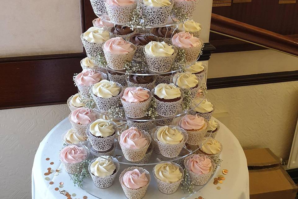 Top tier cake & cupcake tower