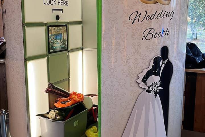 Bride and groom rings booth