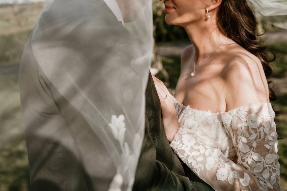A romantic veil moment