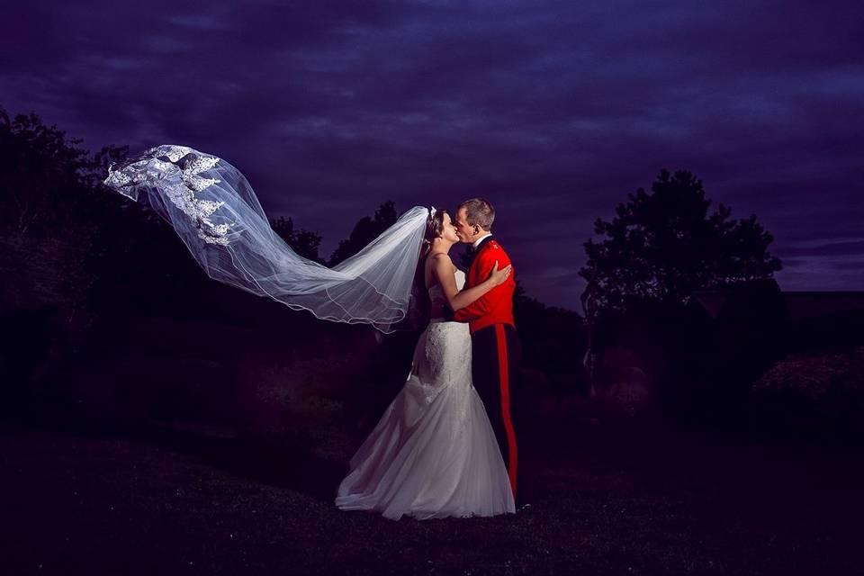 Couple kissing - Selen Photography
