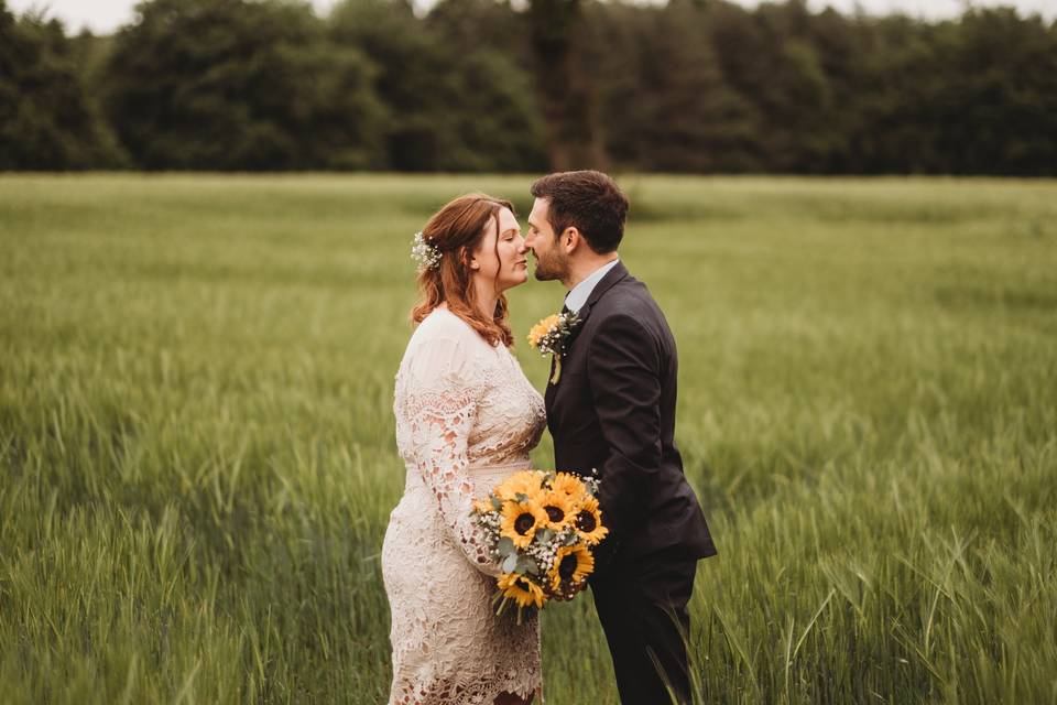 Kiss in the fields