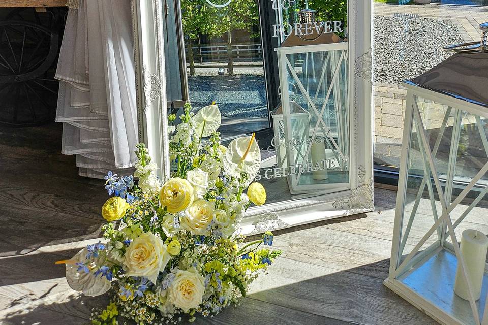 Welcome mirror arrangement