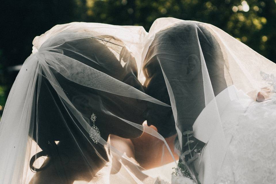 Kissing under the veil