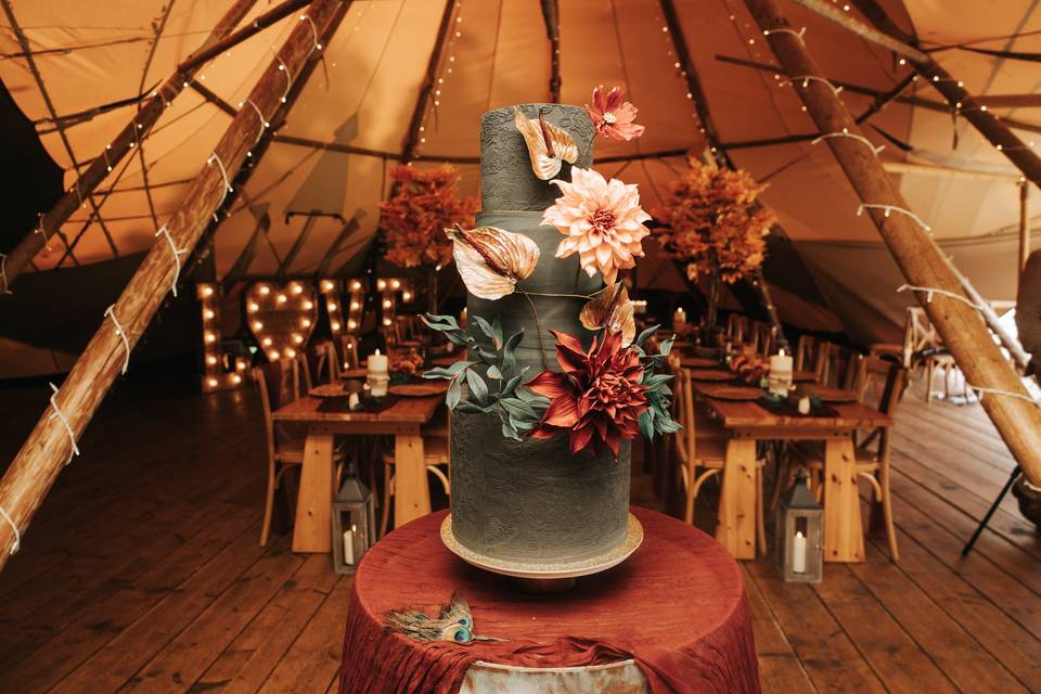 Autumnal cake in a tipi
