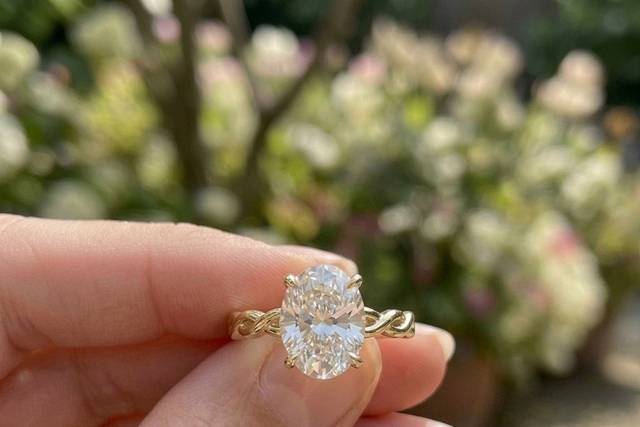Solitare Oval Ring