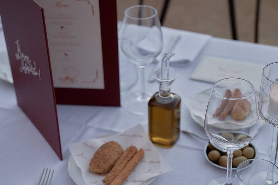Minimalist tablescape