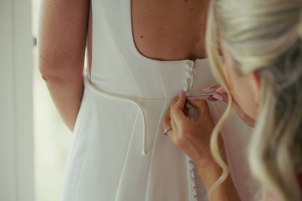 WEDDING DRESS DETAIL