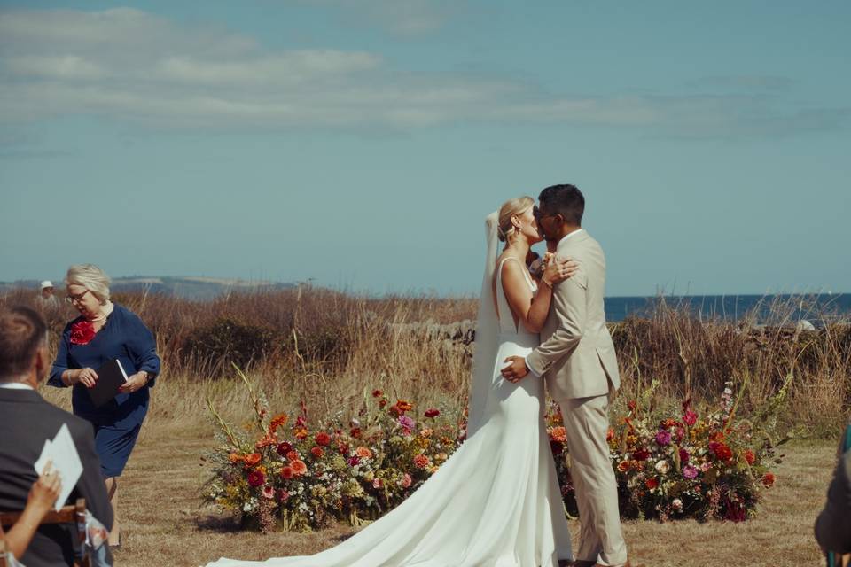 COUPLE KISSING