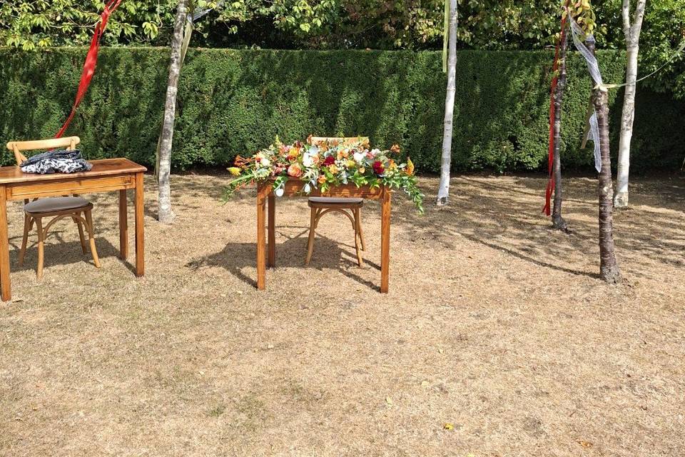 Signing table arrangement