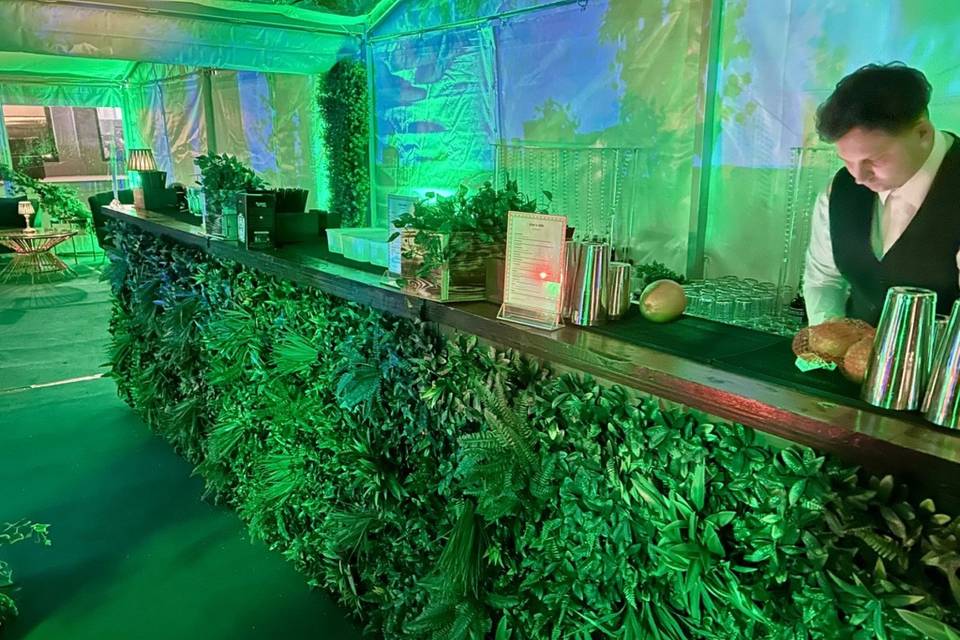 Foliage bar during service