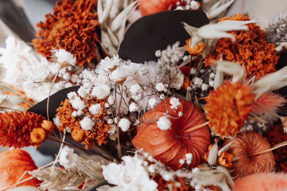 Dried flower bouquet