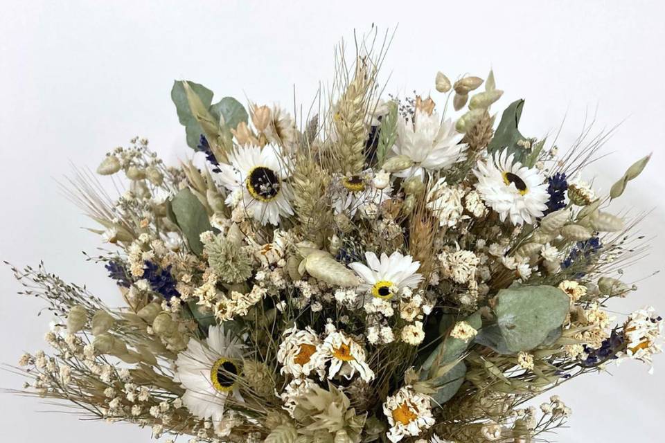 Dried flower bouquet