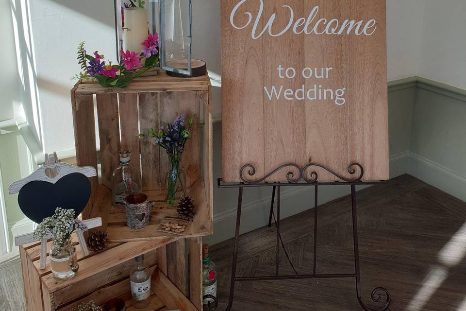 Welcome sign & decor