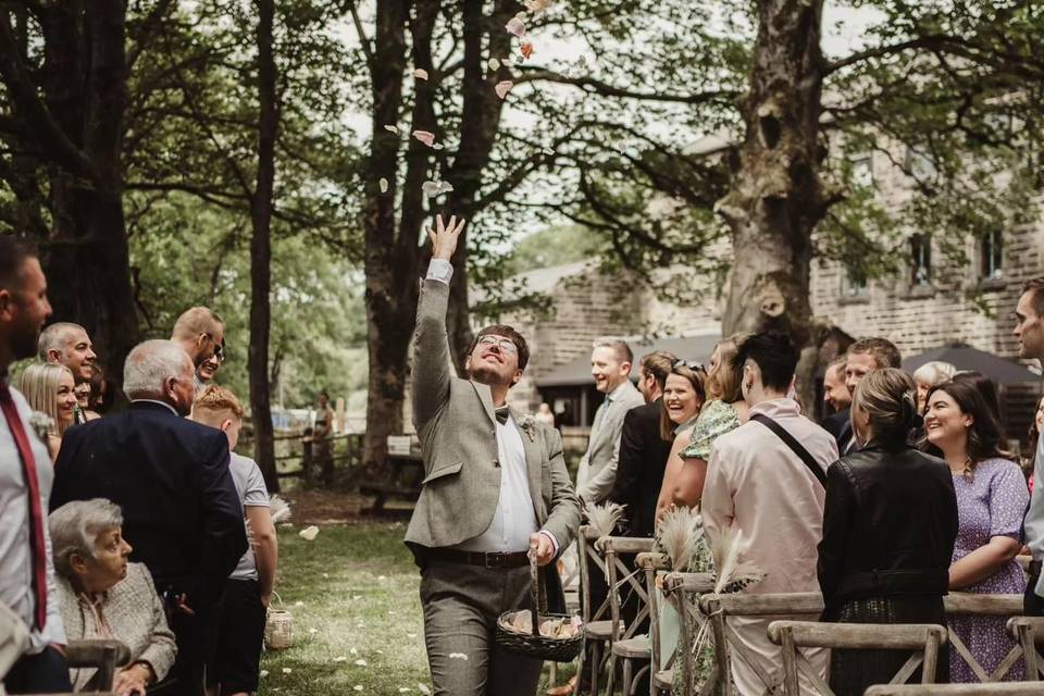 Bridesman aisle walk