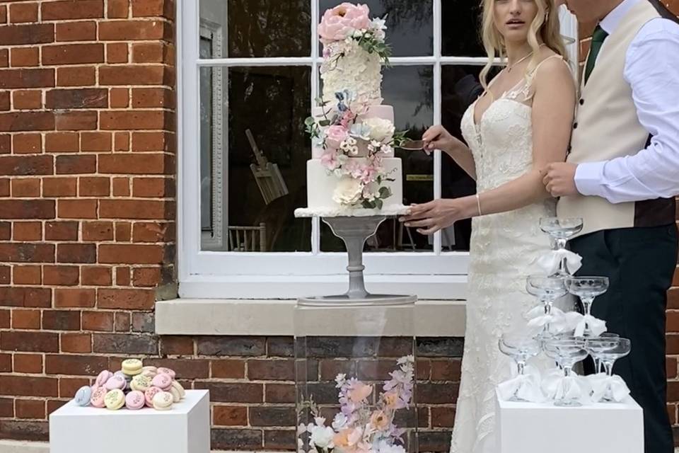 Floral cake plinth