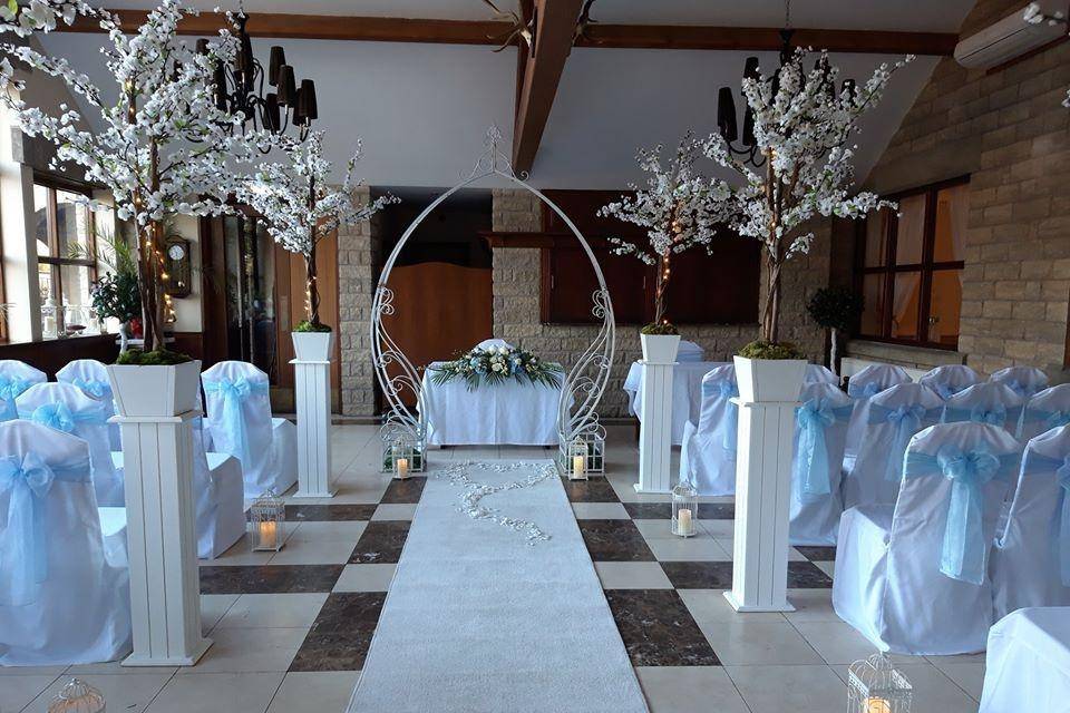 Rustic and romantic ceremony decor