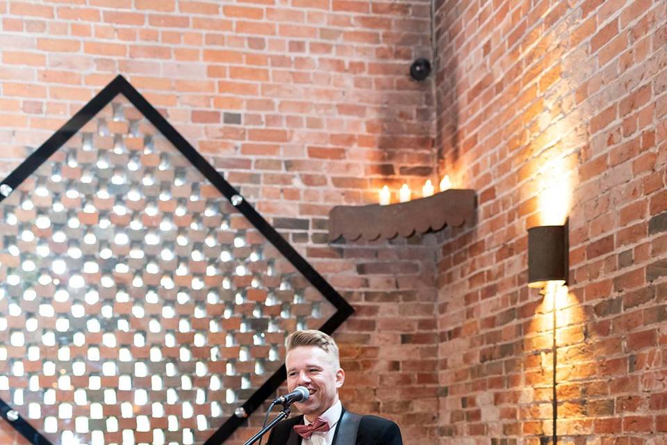 Acoustic set before aisle walk