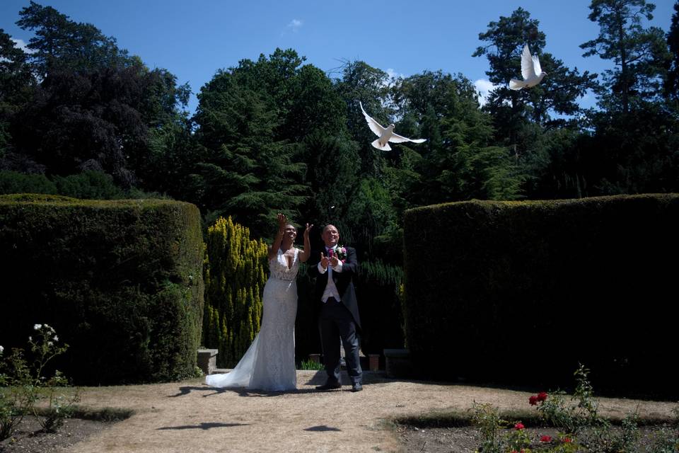Newlyweds release white doves