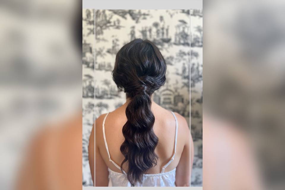 Wavy, textured ponytail