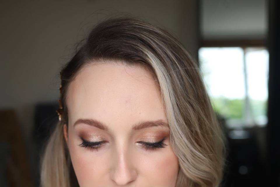 Hollywood waves and glam makeup