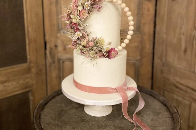 Pretty wreath wedding cake