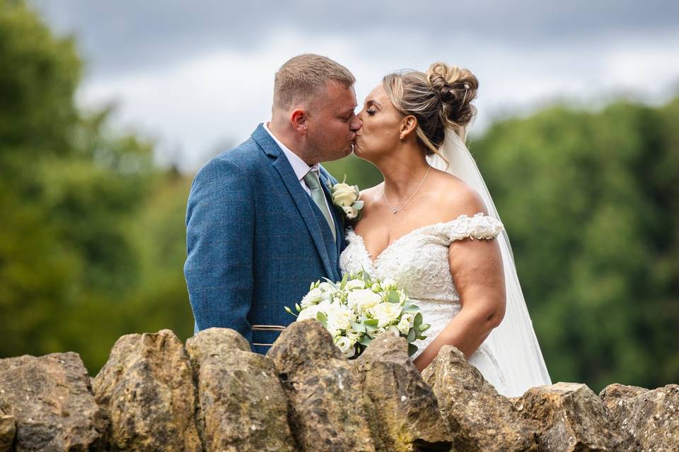 Kiss on bridge