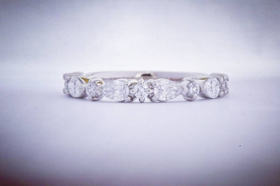 Pear & Round claw set eternity