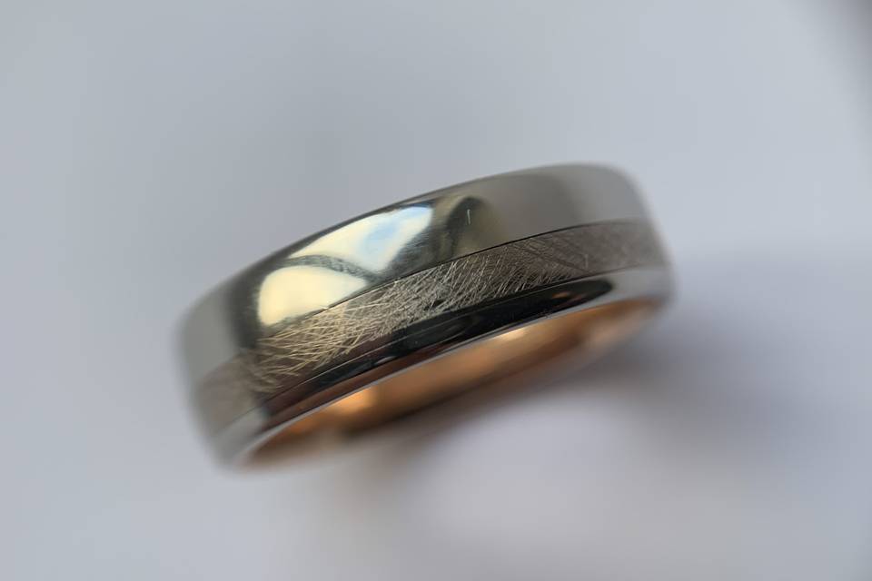 Two tone men’s wedding ring