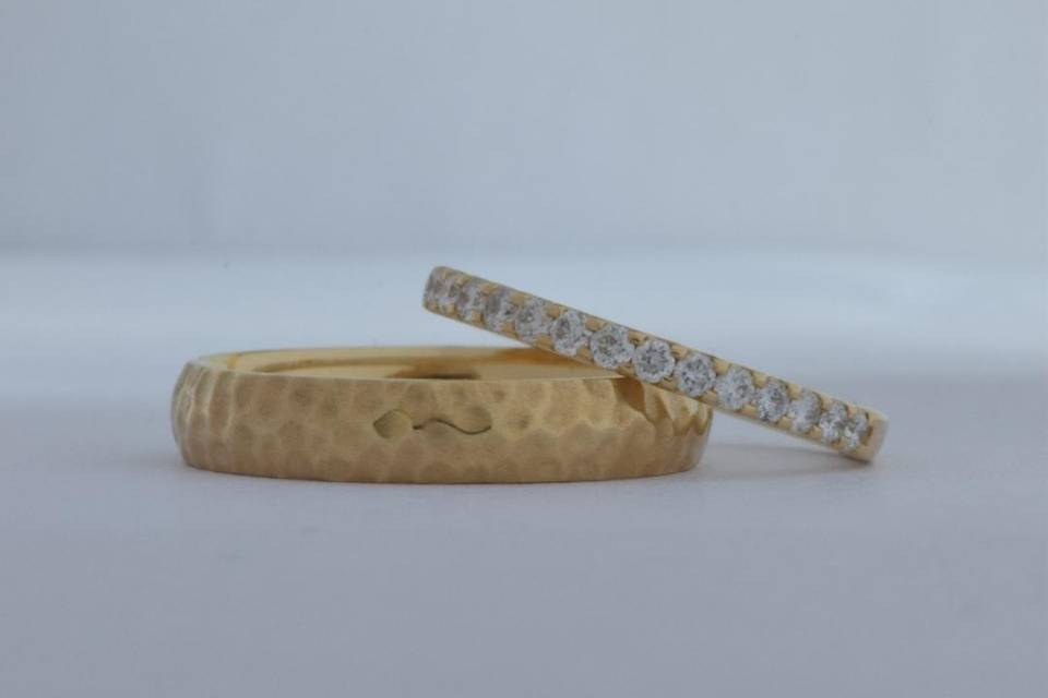 Hammered & diamond ring set