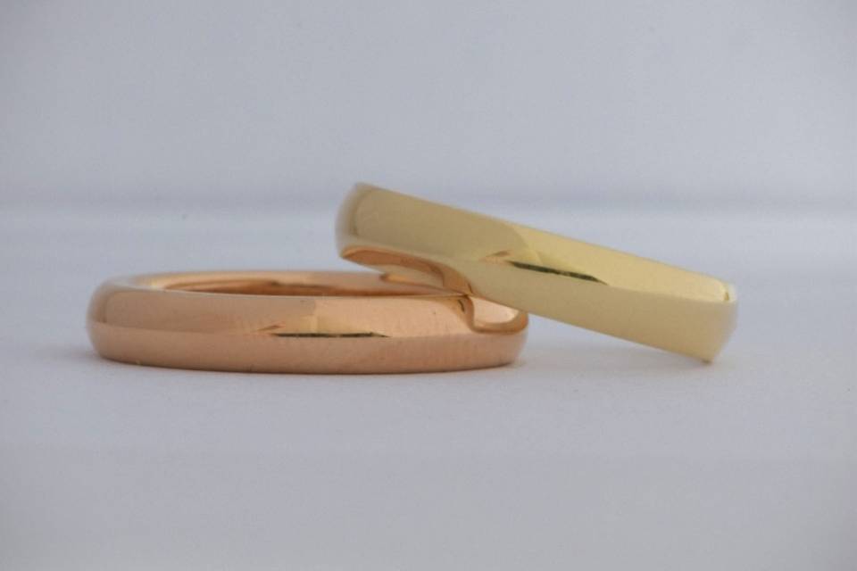Plain wedding rings in gold