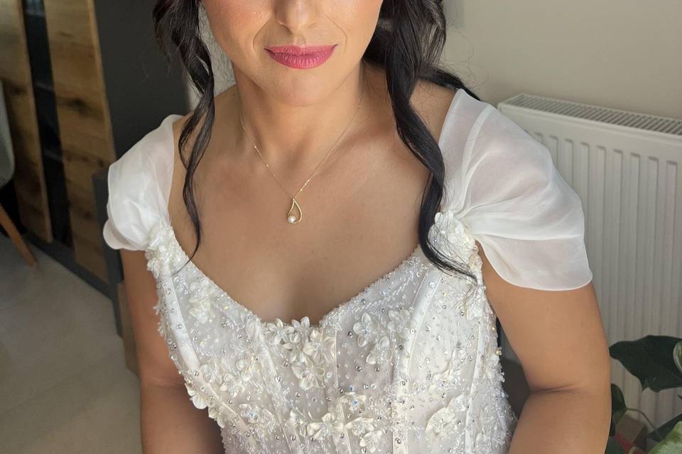 Cat eye bridal look
