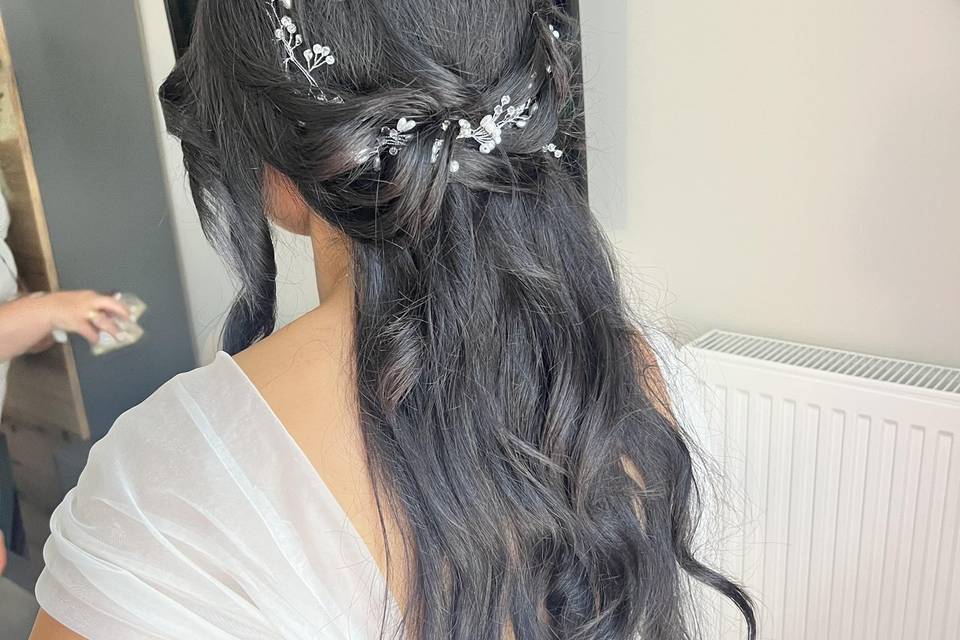 Play with plats and hair acces