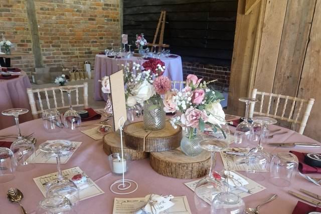 Log slice and vase centrepiec