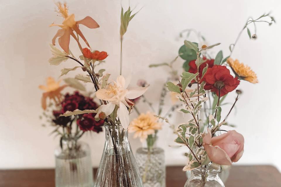 Elegant rustic table flowers
