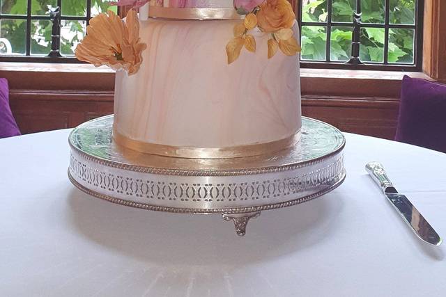 Marbled & sugar-paste flowers