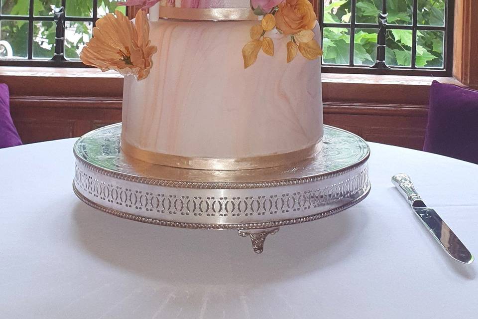 Marbled & sugar-paste flowers