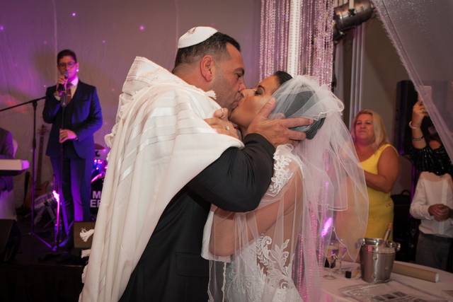 Kiss in ceremony