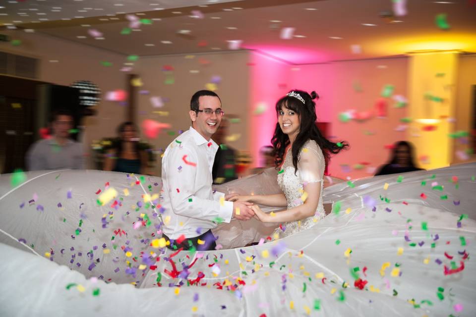 Bride & Groom with confetti