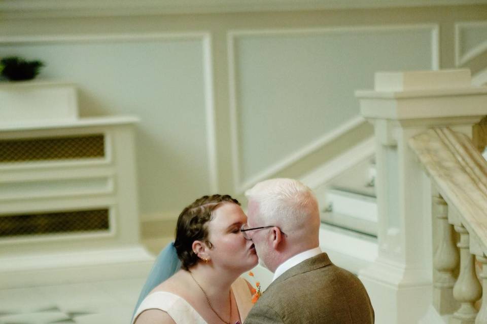 A little kiss on the staircase