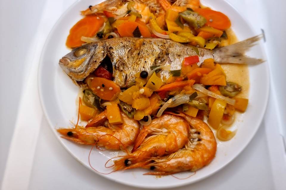 Steamed fish and prawns