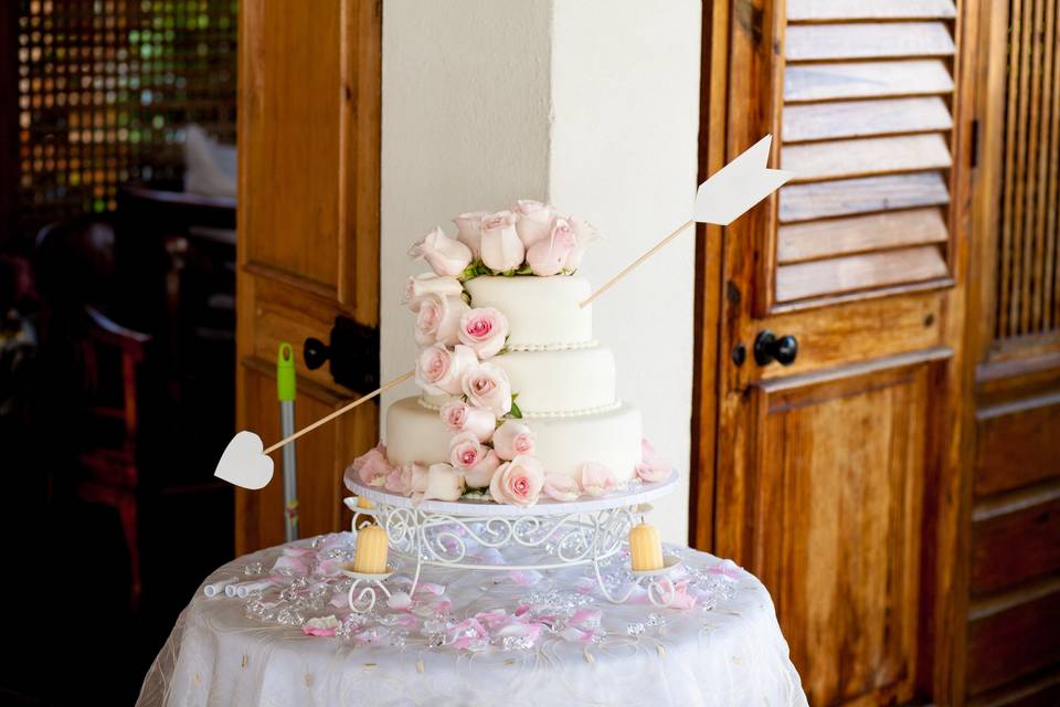 Wedding cake with arrow