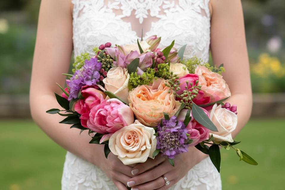 A Compact & Colourful Bride