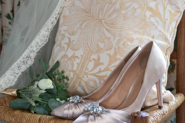 Bride's accessories