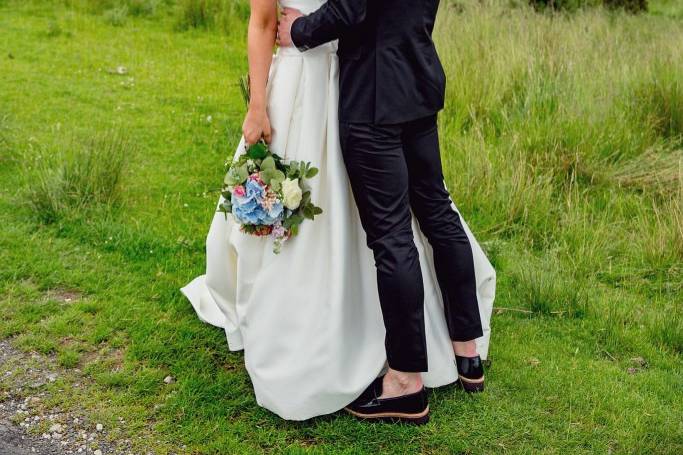 Couple kiss at Knipe Hall